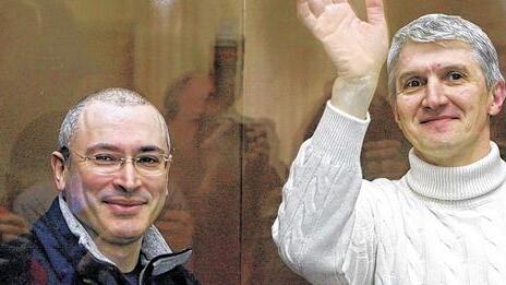 Russland soll zahlen: Nach der Zerschlagung des Ölkonzerns Yukos hat ein Schiedsgericht Russland zur Zahlung von 50 Milliarden Dollar verpflichtet. Zu den Geschädigten gehörten damals auch Michail Chodorkowski (links) und Platon Lebedev.