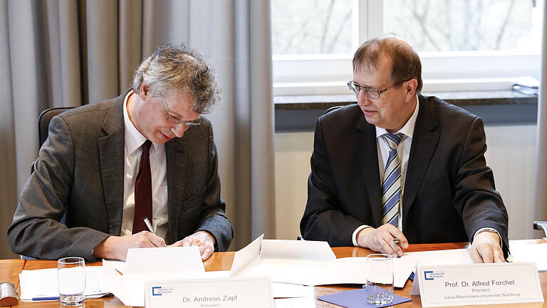 Im Anschluss an die Pressekonferenz erfolgte die Unterzeichnung des Kooperationsvertrages zwischen LGL und Universität - (links) Dr. Andreas Zapf, (rechts) Prof. Dr. Alfred Forchel Im Anschluss an die Pressekonferenz erfolgte die Unterzeichnung des Kooperationsvertrages zwischen LGL und Universität - (links) Dr. Andreas Zapf, (rechts) Prof. Dr. Alfred Forchel