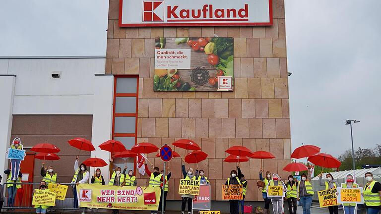 Sicherheit vor der Altersarmut und mehr Lohn waren Kernpunkte des Streiks in Bad Kissingen. Foto: Peter König - Sicherheit vor der Altersarmut und mehr Lohn waren Kernpunkte des Streiks in Bad Kissingen. Foto: Peter König Sicherheit vor der Altersarmut und mehr Lohn waren Kernpunkte des Streiks in Bad Kissingen. Foto: Peter König - Sicherheit vor der Altersarmut und mehr Lohn waren Kernpunkte des Streiks in Bad Kissingen. Foto: Peter König