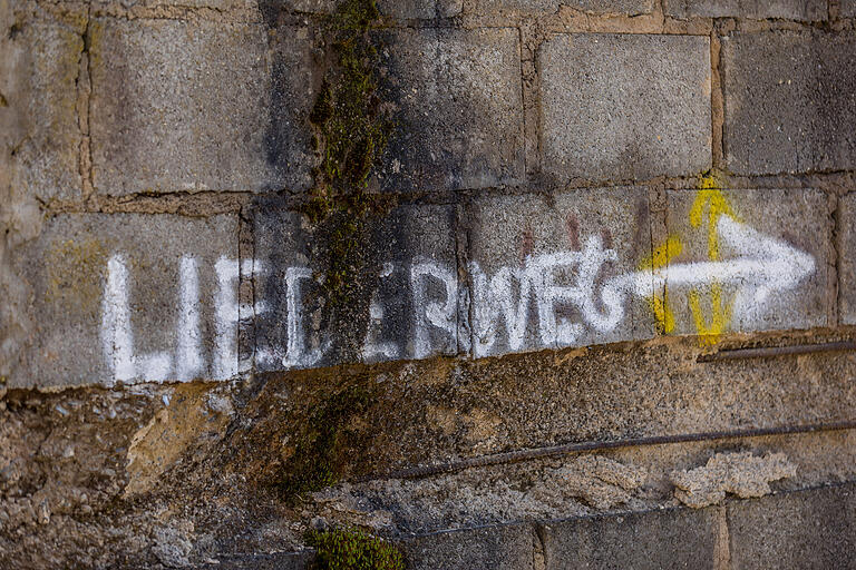 Unterwegs auf dem Weg der Lieder in Retzstadt (Lkr. Main-Spessart). Manchmal kann auch so ein Schriftzug der Wegweiser sein. Unterwegs auf dem Weg der Lieder in Retzstadt (Lkr. Main-Spessart). Manchmal kann auch so ein Schriftzug der Wegweiser sein.