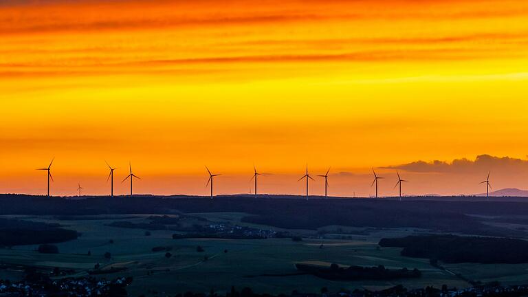 Wenn das nicht mal ein echter Windpark ist, derjenige im Sailershäuser Wald. Trotzdem wird 'WK 63' beim Windenergie-Flächenziel des Landkreises möglicherweise nicht oder nur teilweise angerechnet.