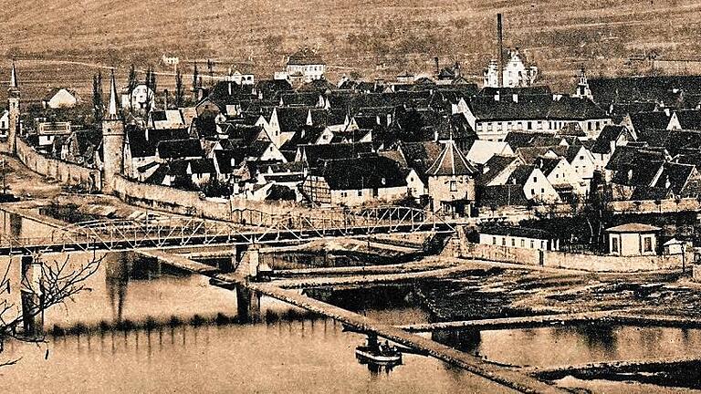 Um 1910 wurde vor Karlstadt eine Ufermauer gebaut, die den Main ein ganzes Stück schmaler machte. Die entstandenen Buhnenfelder wurden später mit Abraum verfüllt. Die Brücke hatte schon dieselbe Position wie heute, war aber damals noch eine Stahlgitterkonstruktion. Um 1910 wurde vor Karlstadt eine Ufermauer gebaut, die den Main ein ganzes Stück schmaler machte. Die entstandenen Buhnenfelder wurden später mit Abraum verfüllt. Die Brücke hatte schon dieselbe Position wie heute, war aber damals noch eine Stahlgitterkonstruktion.