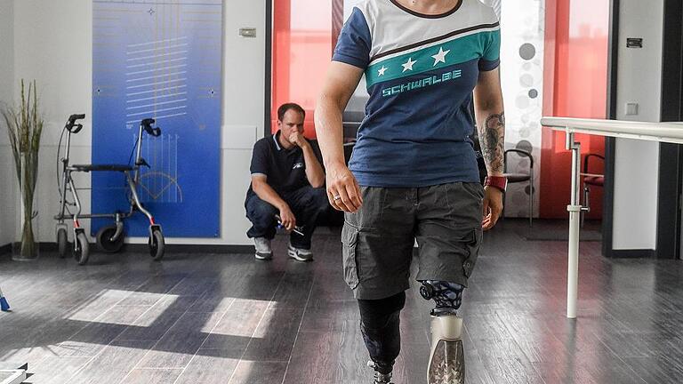 Nadia Schumacher lässt sich von ihrem Kollegen Christian Graber ihre Prothesen beim Sanitätshaus Haas in Estenfeld justieren. Die passionierte Handbikerin nimmt an internationalen Wettbewerben teil und testet sehr kritisch den Sitz.