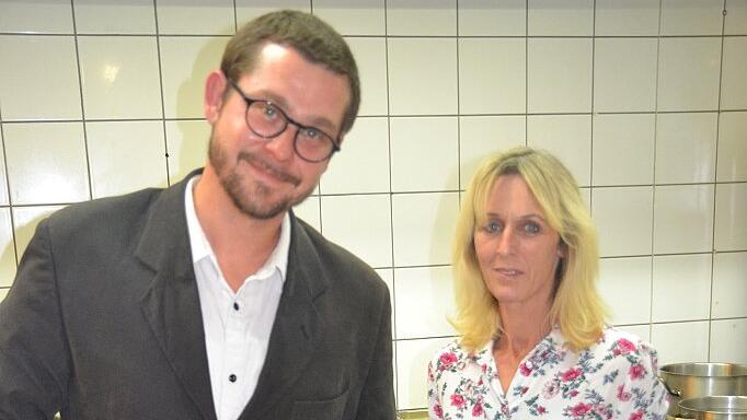 Das Gasthaus &bdquo;Rose&ldquo; in Karlstadt hat mit Michael Adam einen Koch gefunden. Im Bild links die Wirtin Claudia Bello.