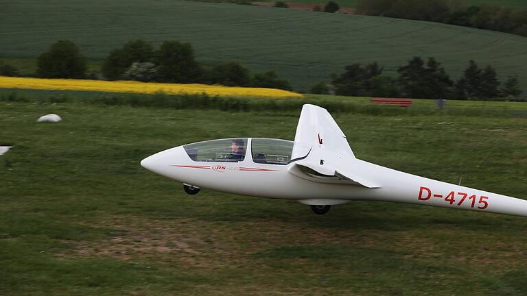 Ein Segelflugzeug des Luftsportclubs Karlstadt bei der Landung. Unebenheiten können das Fahrwerk gefährden. Ein Segelflugzeug des Luftsportclubs Karlstadt bei der Landung. Unebenheiten können das Fahrwerk gefährden. 