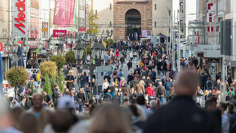 Zahlreiche Menschen besuchten am Sonntag die Innenstadt von Würzburg. Am sogenannten Mantelsonntag öffneten die Geschäfte ausnahmsweise auch am Feiertag zwischen 13 und 18 Uhr.