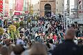 Zahlreiche Menschen besuchten am Sonntag die Innenstadt von Würzburg. Am sogenannten Mantelsonntag öffneten die Geschäfte ausnahmsweise auch am Feiertag zwischen 13 und 18 Uhr.