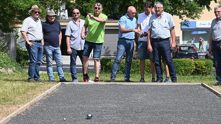 Beim Spiel auf der Boulebahn in Giebelstadt behält Gaukönigshofens Bürgermeister Johannes Menth das 'Schweinchen' fest im Blick. So wird die kleine Zielkugel genannt.