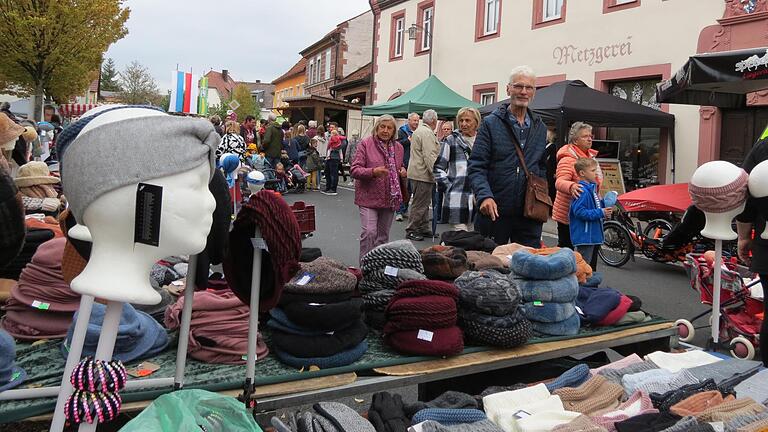 Egal ob Winterkleidung oder Weihnachtsgeschenk, ein Bummel über den Euerdorfer Herbstmarkt lohnt sich immer.       -  Egal ob Winterkleidung oder Weihnachtsgeschenk, ein Bummel über den Euerdorfer Herbstmarkt lohnt sich immer.