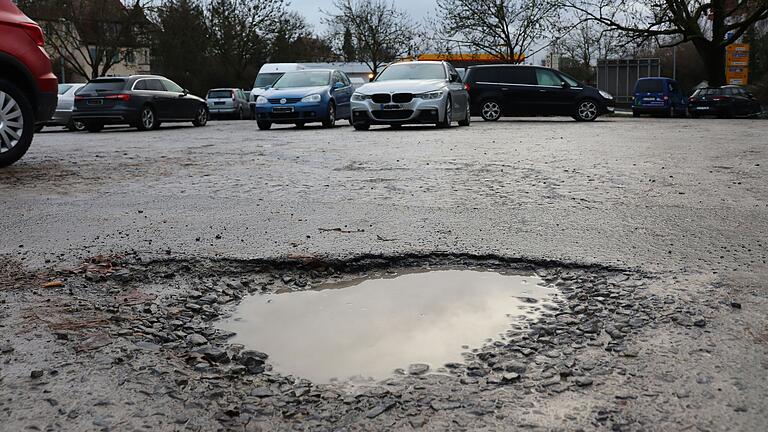 Auf dem Parkplatz an der B8 in der Repperndorfer Straße in Kitzingen neben Shell-Tankstelle könnte ein Parkhaus entstehen.