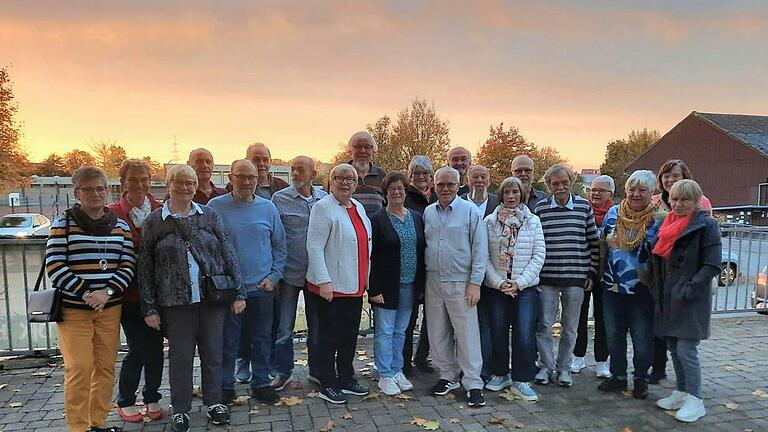 Die Klassenkameradinnen und -kameraden des Geburtsjahrgangs 1954/55, die die Volksschule Unterspiesheim besuchten, stellten sich beim Klassentreffen dem Fotografen zum Erinnerungsfoto.