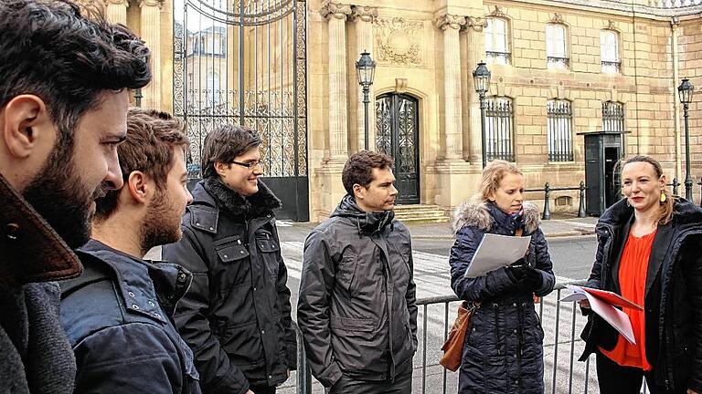 Lea Hofmann (rechts) stellte im Februar einer Gruppe Journalisten das Konzept ihrer erotischen Stadtführung durch Paris vor.