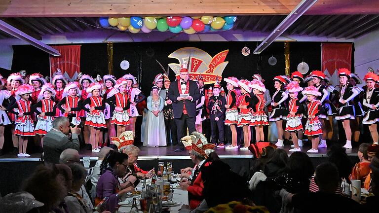 Mit einer bunten Mischung aus Tänzen und Bütten unterhielt der Retzbacher Carneval-Club sein Publikum bestens.