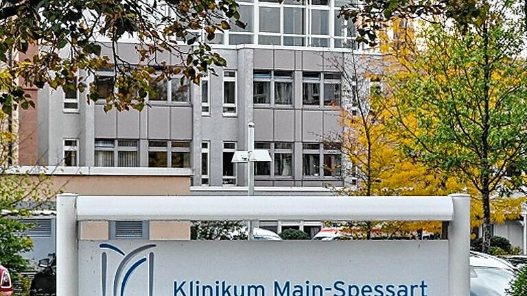 Der Landkreis Main-Spessart bekommt ein Zentralklinikum – das beschließt der Kreistag mit 49:8 Stimmen. Der Neubau soll bis etwa 2022 stehen. Die bisherigen Krankenhäuser in Karlstadt, Lohr und Marktheidenfeld (auf den Bildern von oben nach unten) werden erst dann aufgegeben und medizinisch anders genutzt. Wo der Neubau entstehen wird, steht noch nicht fest – die Entscheidung darüber fällt im Frühjahr 2016. Vor der Abstimmung im Kreistag hatte ein externes Gutachterteam aus Berlin die Kliniksituation im Landkreis analysiert und eindringlich für einen zentralen Neubau geworben. Die Zukunft der drei Krankenhäuser war lange umstritten, da sie seit 2011 zunehmend defizitär arbeiten. Alleine für 2015 erwartet das Klinikum ein Minus von fünf Millionen Euro, Tendenz weiter steigend.Fotos: Brachs (2) / Ungemach (1) Der Landkreis Main-Spessart bekommt ein Zentralklinikum – das beschließt der Kreistag mit 49:8 Stimmen. Der Neubau soll bis etwa 2022 stehen. Die bisherigen Krankenhäuser in Karlstadt, Lohr und Marktheidenfeld (auf den Bildern von oben nach unten) werden erst dann aufgegeben und medizinisch anders genutzt. Wo der Neubau entstehen wird, steht noch nicht fest – die Entscheidung darüber fällt im Frühjahr 2016. Vor der Abstimmung im Kreistag hatte ein externes Gutachterteam aus Berlin die Kliniksituation im Landkreis analysiert und eindringlich für einen zentralen Neubau geworben. Die Zukunft der drei Krankenhäuser war lange umstritten, da sie seit 2011 zunehmend defizitär arbeiten. Alleine für 2015 erwartet das Klinikum ein Minus von fünf Millionen Euro, Tendenz weiter steigend.Fotos: Brachs (2) / Ungemach (1)