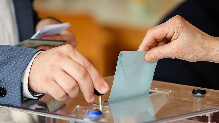 Bringt Frankreichwahl Le Pens Rechtsnationale an die Macht?       -  Experten sagen für die finale Runde der Parlamentswahl in Frankreich knappe Rennen um die Wahlkreise voraus. (Archivbild)