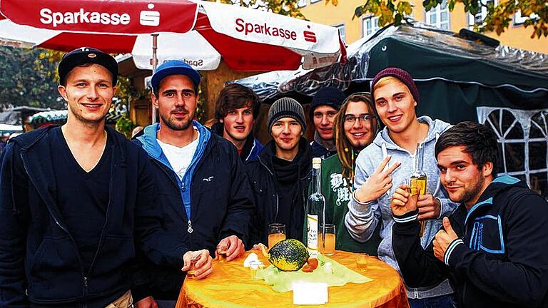 Probieren geht über Studieren: Lecker Wurst und ein Edelbrand dazu - das begeistert auch das Jungvolk beim Rhöner Wurstmarkt.