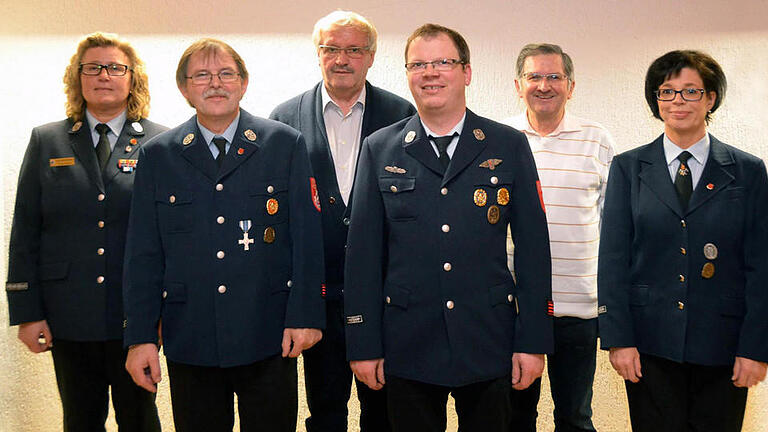 Zwei aktive und zwei inzwischen passive Mitglieder zeichnete der Feuerwehrverein Wollbach aus (von links): Vorsitzende Birgit Below, Johannes Ebner, Werner Schwab, Christian Kirchner, Georg Rottenberger und stellvertretende Vorsitzende Monika Brandl. Foto: Peter Rauch       -  Zwei aktive und zwei inzwischen passive Mitglieder zeichnete der Feuerwehrverein Wollbach aus (von links): Vorsitzende Birgit Below, Johannes Ebner, Werner Schwab, Christian Kirchner, Georg Rottenberger und stellvertretende Vorsitzende Monika Brandl. Foto: Peter Rauch