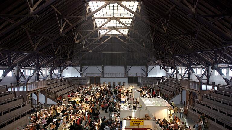 Vor über zehn Jahren war zum letzten Mal richtig was los in der Frankenhalle. 2006 zeigte die Würzburg AG abgelehnte Entwürfe in der Ausstellung 'Why not'. Foto: Stadt Würzburg