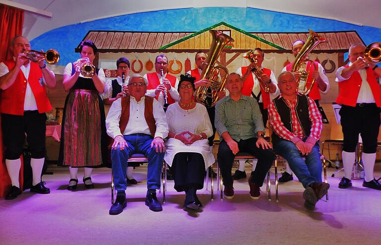 Mit dem Frankenlied der Schönauer Kermesmusikanten unter der Leitung von Helmut Zirkelbach (links stehend) und gemeinsam gesungen ging die Premiere von „Kabarett im Kolpingsaal“  zu Ende. Sitzend von links: Gustav und Lore Hock, Fredi Breunig und Moderator Elmar Reubelt.