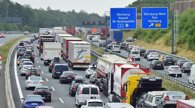 Der ADAC rät bei Stau dazu, auf der Autobahn zu bleiben. Umfahren lohne sich meistens nicht.