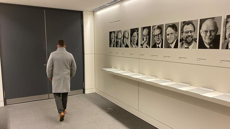 Der Schonunger Abgeordnete Markus Hümpfer läuft auf den Plenarsaal der SPD im Bundestag zu.