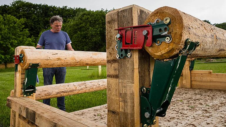 Bei einer Anstosskraft von etwa 300 Kilo löst das MIM System an diesem Oxer aus und würde so einen schweren Sturz verhindern.