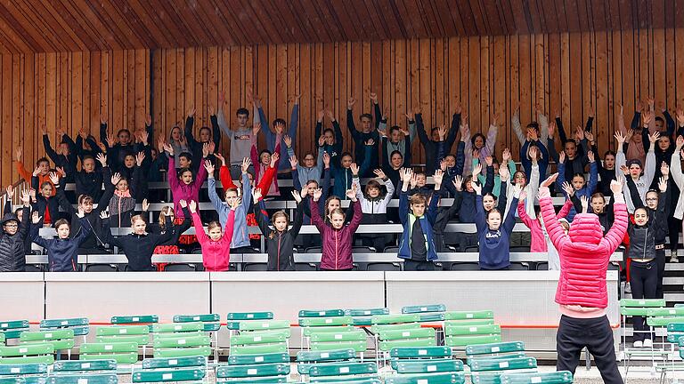 Beim Aufwärmen vor der Generalprobe sind die Kinder und Jugendlichen motiviert dabei.