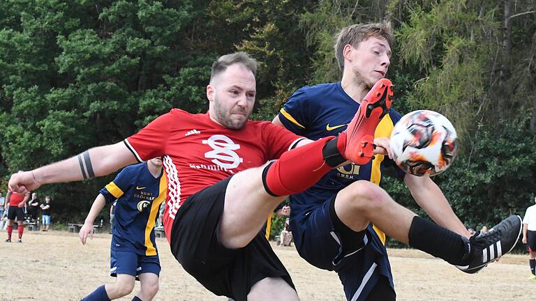 Vorne mitspielen in der B-Klasse 1 will wieder Patrick Link (links) mit der DJk Schlimpfhof. Gespannt darf man sein, wie sich der FC Wittershausen um Daniel Framke (rechts) schlägt in der zweiten Saison nach dem Wiedereinstieg des Vereins.       -  Vorne mitspielen in der B-Klasse 1 will wieder Patrick Link (links) mit der DJk Schlimpfhof. Gespannt darf man sein, wie sich der FC Wittershausen um Daniel Framke (rechts) schlägt in der zweiten Saison nach dem Wiedereinstieg des Vereins.