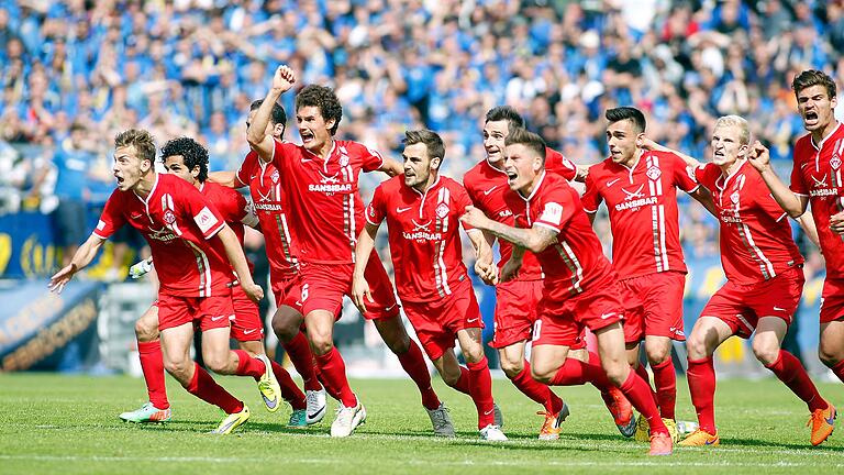 So war es beim letzten Drittliga-Aufstieg: die Würzburger Kickers bejubeln den Triumph im Elfmeterschießen gegen den 1. FC Saarbrücken.