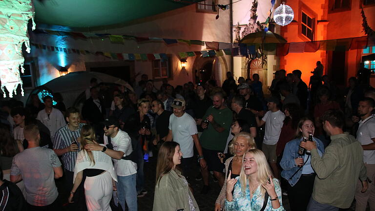 Stadtfest Münnerstadt 2024       -  Nachdem es auf dem Anger ruhig wurde, tanzten viele im Schloss zu Electro-Beats weiter.