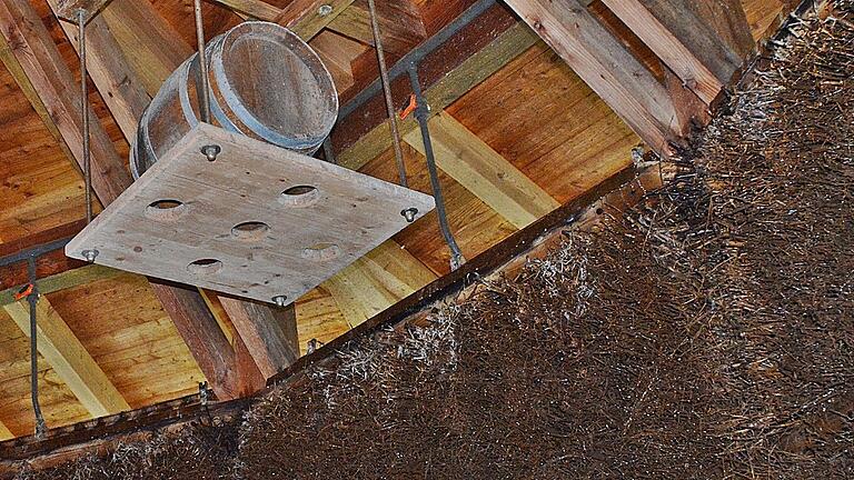 Hoch oben im Gradierpavillon von Bad Königshofen befindet sich ein 50 Liter fassenden Holzfass. In ihm reift der 'Bad Königshöfer Gradierbrand.'