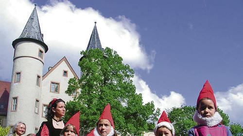 Immer eine Attraktion: das Lohrer Schneewittchen mit seinen sieben Zwergen. Im Hintergrund ist das Lohrer Schloss zu sehen.DEHM