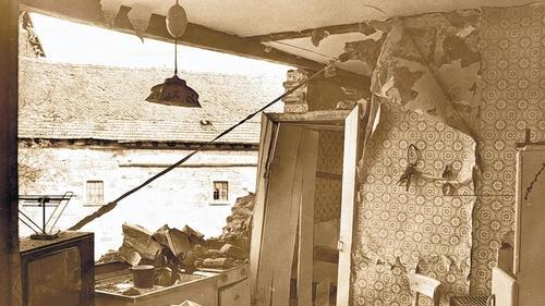 Nur wenige Monate bevor Anton Tippelt am 12. Dezember 1983 in Gerolzhofen umgebracht wurde, hatte er schwere Verbrennungen erlitten, als am 4. Mai 1983 in der Küche seiner damaligen Wohnung im Anwesen Schärf in der Entengasse eine Propangasflasche (siehe vorne) explodierte, worauf die Ostseite des Gebäudes zum Teil einstürzte.