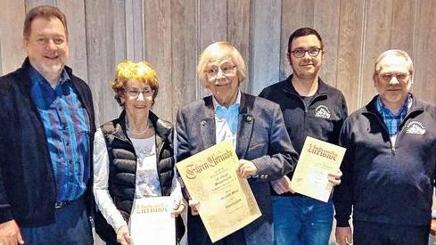 Manfred Mergl (Mitte) ist neues Ehrenmitglied der Stadtkapelle Zeil. Für 25 Jahre wurden Irene Kernwein (2. von links) und Tobias Hetterich (2. von rechts) geehrt. 1. Vorstand Norbert Strätz (links) und 2. Vorstand Dietmar Herrnleben freuten sich mit ihnen.