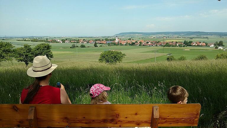 Ein traumhafter Blick auf Dornheim hat man vom Waldrand aus. Hierhin verirren sich neben dem Wanderer allerhöchstens Landwirte, Förster, Jäger und so mancher Holzrechtler.