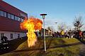 Schüler der Karl-Ludwig-von-Guttenberg Grundschule beim Thema Fettbrand mit dem erfahrenen Brandmeister der Feuerwehr, Stephan Biedermann.