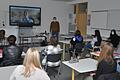 Schülerinnen und Schüler der Oberstufe des Matthias-Grünewald-Gymnasiums in der Videokonferenz mit Bundeswehr-Jugendoffizier Amelie Nägele und Gemeinschaftskundelehrer Dietrich Röbbelen.