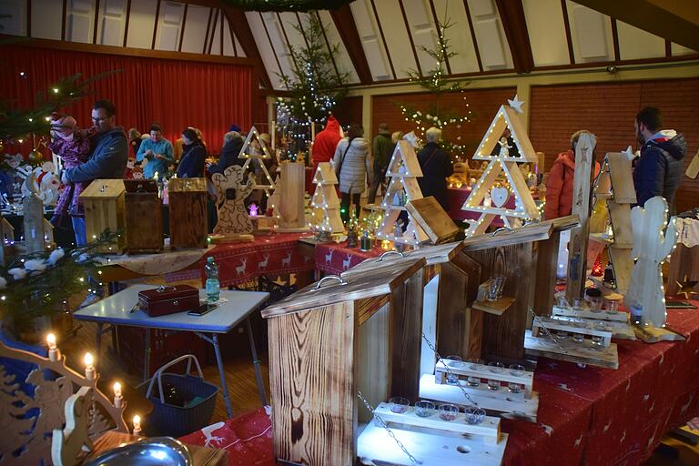 Es glänzte und glitzerte im Haus des Gastes. Dort waren die meisten Stände des Weihnachtsmarktes aufgebaut. Es glänzte und glitzerte im Haus des Gastes. Dort waren die meisten Stände des Weihnachtsmarktes aufgebaut.