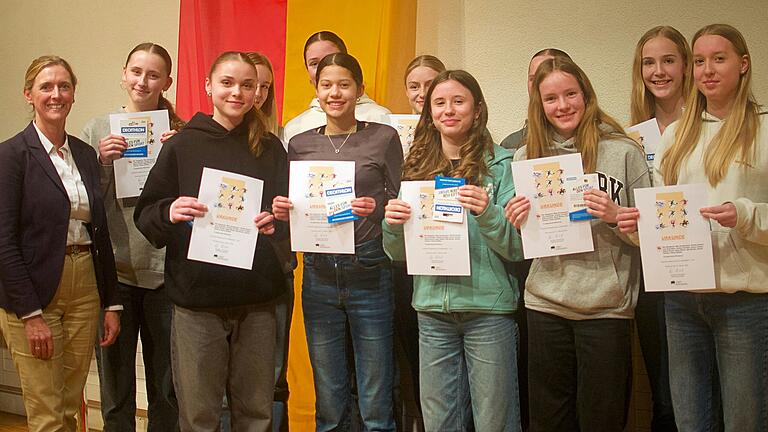 Sie haben zweimal in Folge die Deutsche Meisterschaft gewonnen: Die U14-Basketballerinnen der TG 1848 Würzburg mit Sport-Bürgermeisterin Judith Roth-Jörg bei der Jugendsportlerehrung im Felix-Fechenbach-Haus.