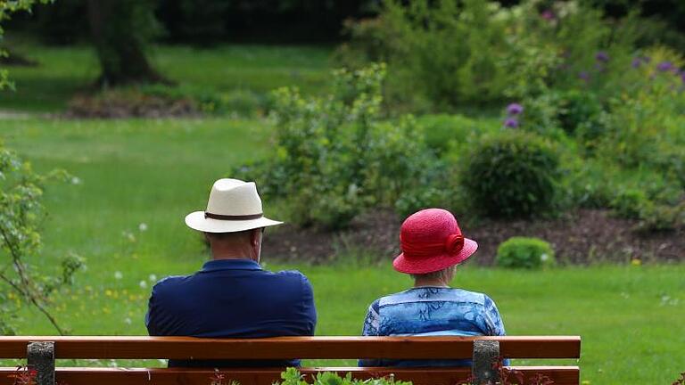 Die Zahl der Anträge auf Rente mit 63 übersteigt die Erwartungen der Bundesregierung. Foto: Karl-Josef Hildenbrand/Symbolbild       -  Wer früher in Rente geht, der muss mit Abschlägen rechnen. Diese lassen sich aber durch Sonderzahlungen mindern.