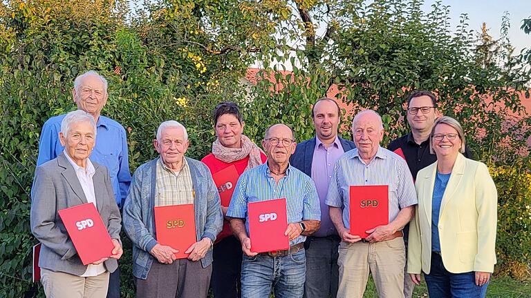 Treue Mitglieder hat die SPD Waigolshausen-Hergolshausen-Theilheim geehrt: (von links)&nbsp;Irmgard Petz, Georg Petz, Emil Fähr, Gaby Köhler-Happ, Walter Husmann, Manuel Ehni, Peter Pfister, Markus Reimer und Martina Braum.