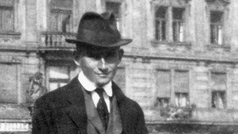 Franz Kafka um 1920 in der Altstadt von Prag