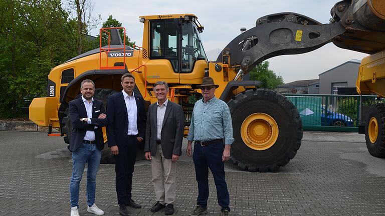 Die Robert Aebi GmbH hat in Volkach ihr neues Regionalzentrum Würzburg eröffnet. Käufer von Volvo-Baumaschinen werden von dort aus betreut. Unser Bild zeigt (von links) Dieter Haas (Leiter After Sales), Serviceleiter Benjamin Späth, Bürgermeister Peter Kornell und Edmund Bäuerlein (Vermieter).