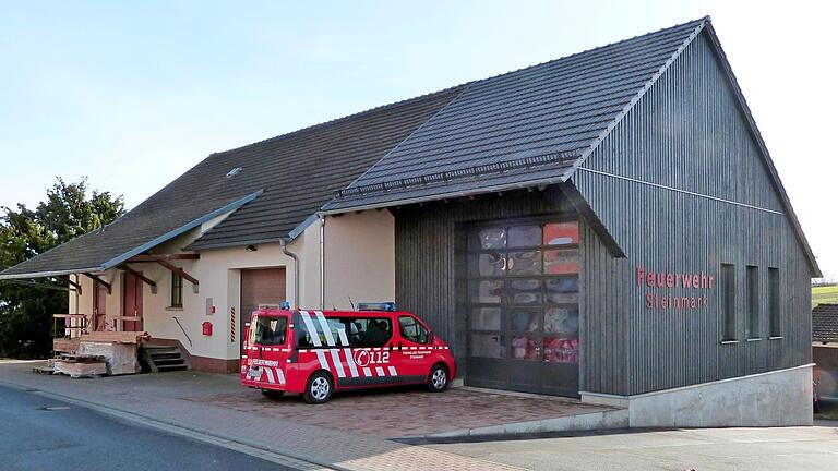 Das Feuerwehrgerätehaus in Steinmark mit neuem Anbau.