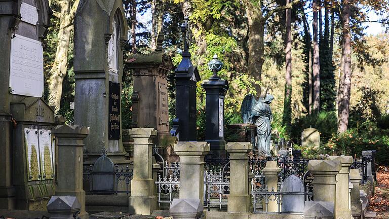 Melaten-Friedhof in Köln       -  Der Alterungseffekt der Bevölkerung hat  auch Auswirkungen auf die Bestattungsbranche. (Archivbild)