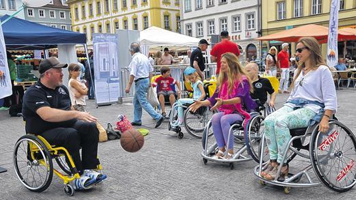 Gar nicht so leicht, im Rollstuhl zu sitzen und Basketball zu spielen, stellten die Besucher beim Aktionsprogramm &bdquo;No Limits&ldquo; des Verein für Rollstuhlfahrer, des Vitalsportvereins und der Kontaktstelle für Studierende mit Behinderung fest.