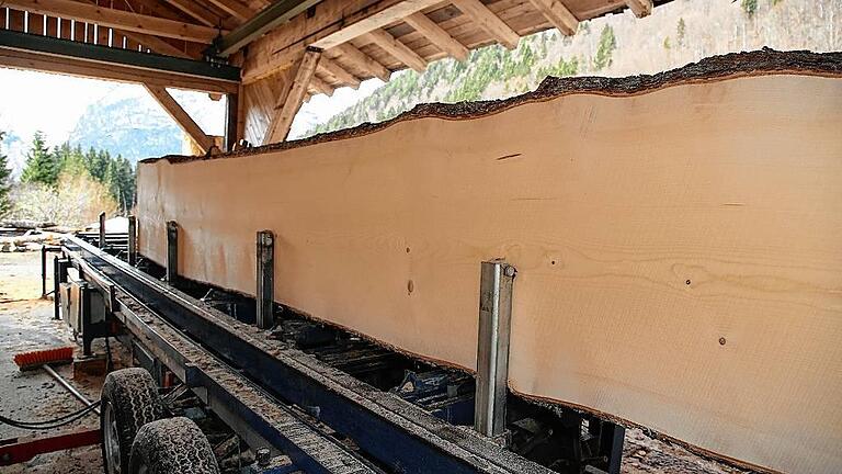 Schon zersägt, aber noch kein Bett: Das Holz auf dem Weg zum Möbel.