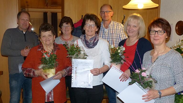 Auf dem Bild (von links) Friedhelm Schmidt, Walli Zimmermann, Christa Schmidt, Ute Bösendörfer, Klaus Bösendörfer, Helga Hartmann und Gaby Ott.