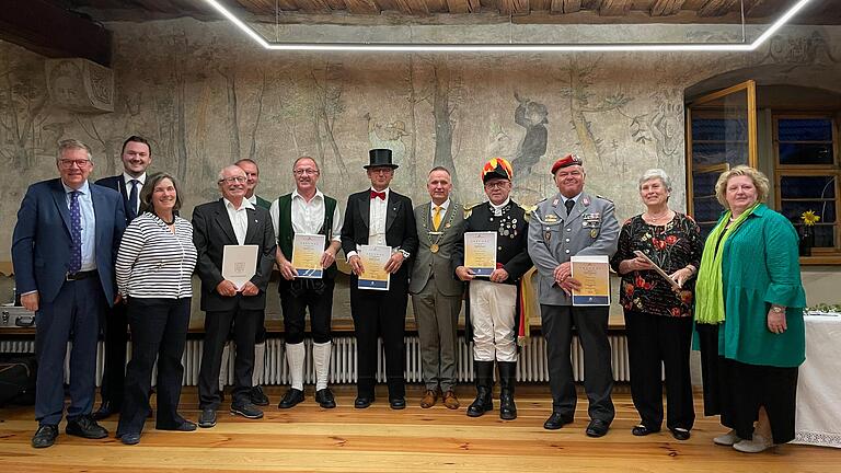 Auf dem Bild (von links): MdL Volkmar Halbleib, 2. Bürgermeister Stefan Diroll, MdL Kerstin Celina, Siegbert Fuchs, Frank Lindner, Werner Fuchs, Wilfried Wagner, 1. Bürgermeister Wilfried Saak, Werner Schönig, Eric Baum, Inge Eilers und stellv. Bezirkstagspräsidentin Eva Linsenbreder.