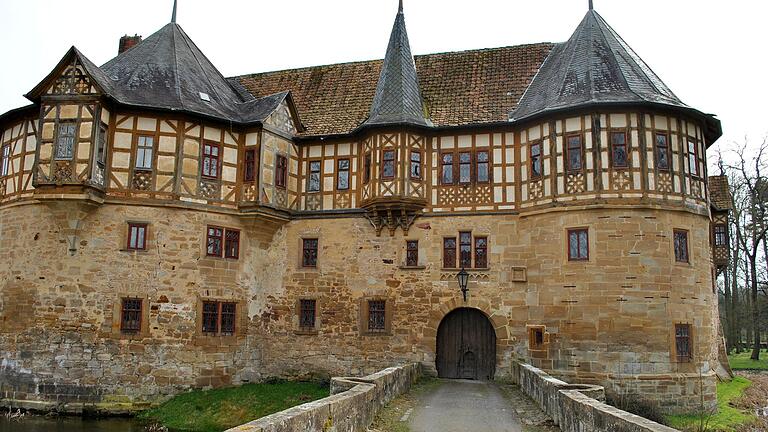 Das Wasserschloss in Irmelshausen hat zwei Inhaber. Ein alter Kachelofen sorgt teilweise für Wärme.